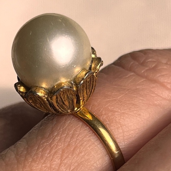 Vintage unsigned Miriam Haskell‎ Faux Pearl Gold-Tone Baroque adjustable ring - Picture 7 of 7